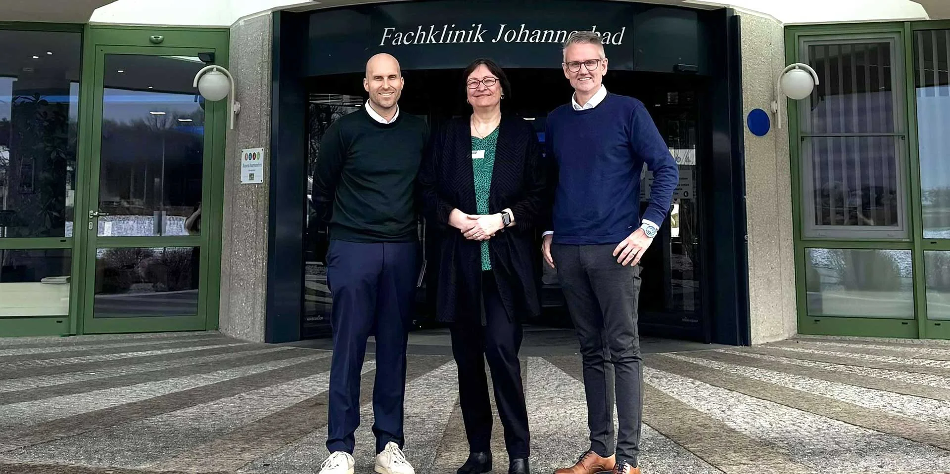 Führungskräfte der Fachklinik Johannesbad beim Stabwechsel in der psychosomatischen Abteilung vor dem Klinikgebäude Führungskräfte der Fachklinik Johannesbad beim Stabwechsel in der psychosomatischen Abteilung vor dem Klinikgebäude