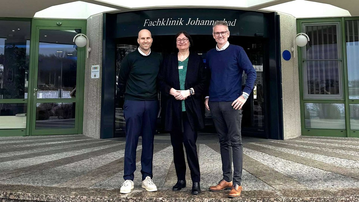 Führungskräfte der Fachklinik Johannesbad beim Stabwechsel in der psychosomatischen Abteilung vor dem Klinikgebäude Führungskräfte der Fachklinik Johannesbad beim Stabwechsel in der psychosomatischen Abteilung vor dem Klinikgebäude