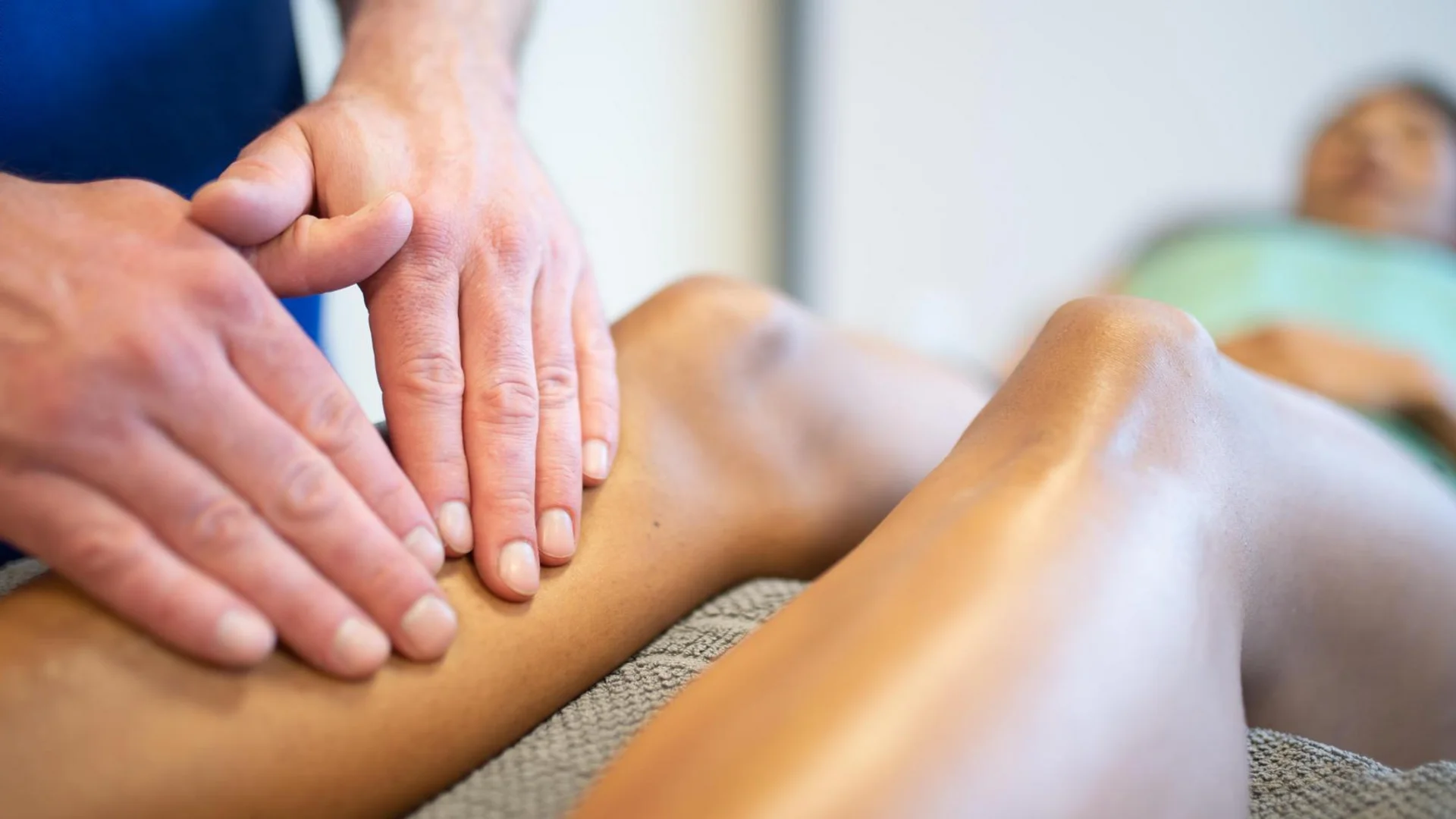 Nahaufnahme Lymphdrainage am Bein Nahaufnahme Lymphdrainage am Bein