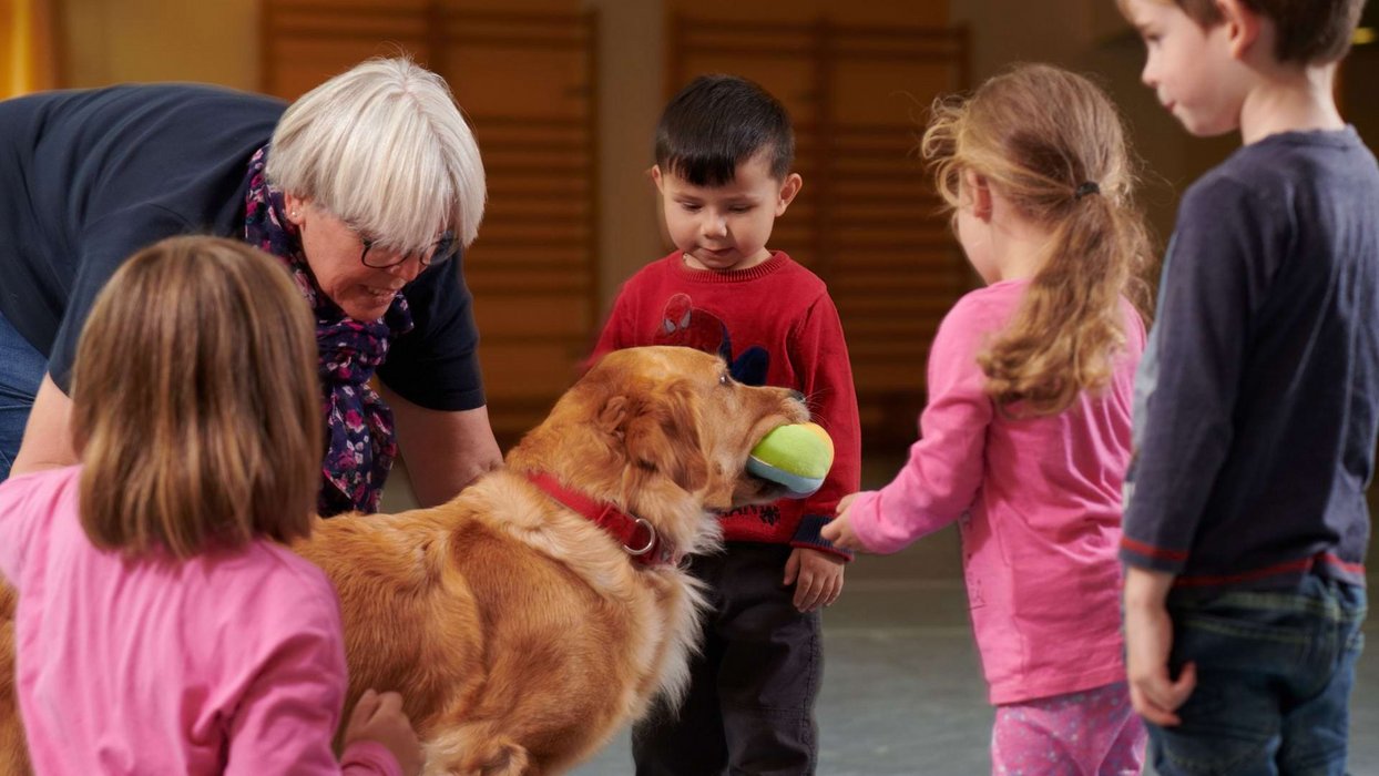 Therapeutin der Johannesbad Fachklinik Hochsauerland in tiergestützter Therapie mit Therapiehund und Kindern Therapeutin der Johannesbad Fachklinik Hochsauerland in tiergestützter Therapie mit Therapiehund und Kindern