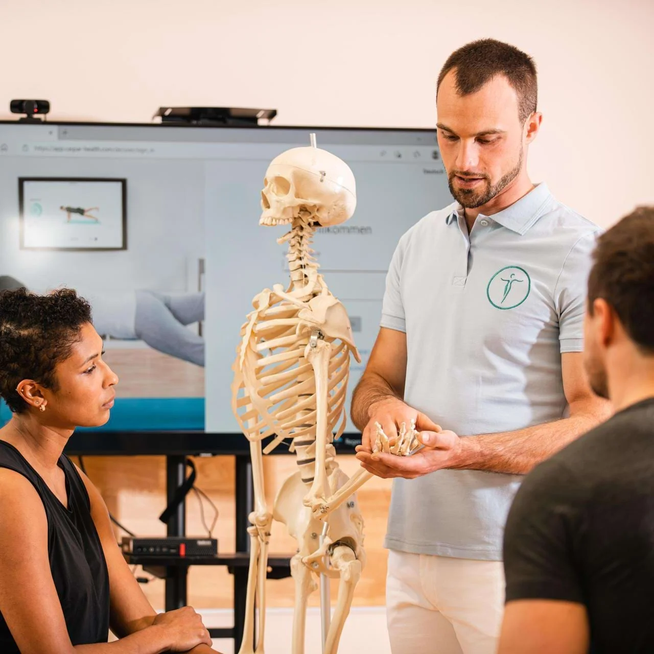 Dozent und Schüler der Johannesbad Akademie in Anatomiekurs