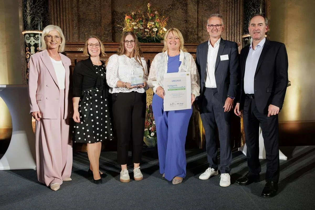 Team Johannesbad Fachklinik Bad Füssing "Erfolgreich. Familienfreundlich" Bayerns Top 20. Preisträger 2025
