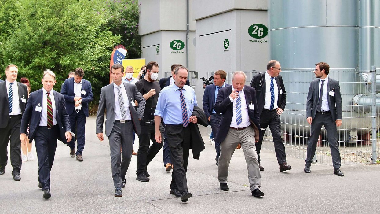 Hubert Aiwagner (Mitte) beim Besuch des Blockheizkraftwerks der Johannesbad Fachklinik in Bad Füssing Hubert Aiwagner (Mitte) beim Besuch des Blockheizkraftwerks der Johannesbad Fachklinik in Bad Füssing