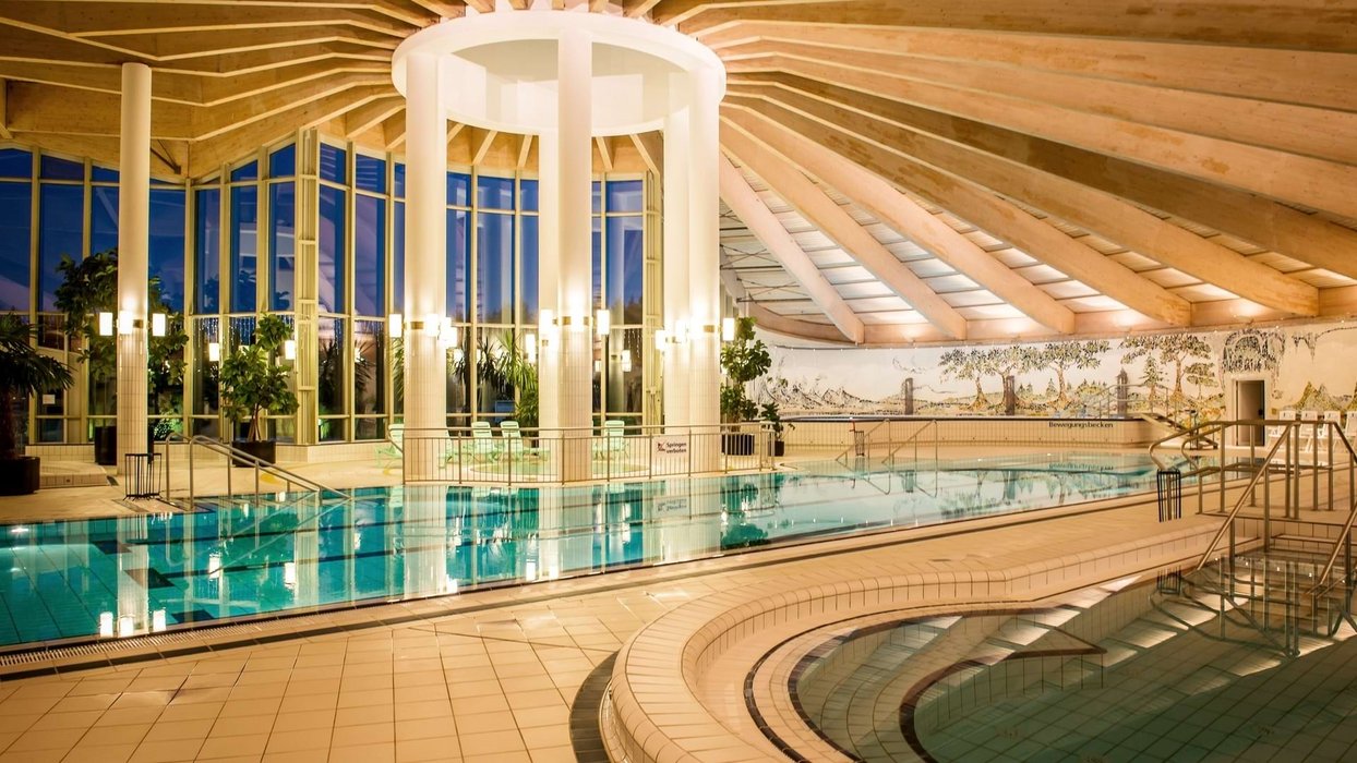 Innenpool in der Johannesbad Fachklinik Raupennest, Ostdeutschlands erstem Zentrum für Contergangeschädigte Innenpool in der Johannesbad Fachklinik Raupennest, Ostdeutschlands erstem Zentrum für Contergangeschädigte