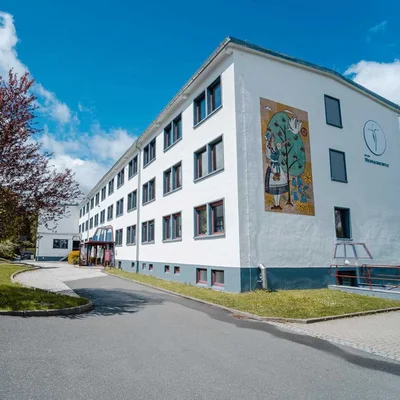 Außenaufnahme der Johannesbad Medfachschule in Bad Elster
