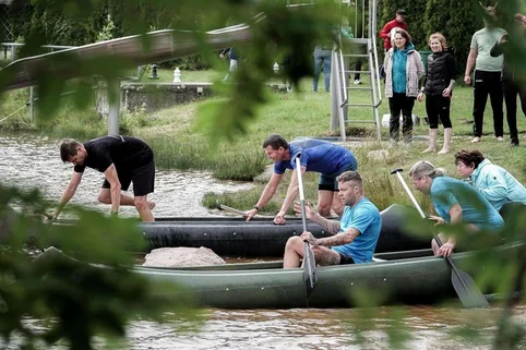 Kanufahren bei der Mitarbeiterolympiade der Johannesbad Gruppe
