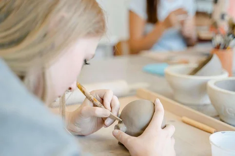Schülerin der Johannesbad Medfachschule modelliert Ton
