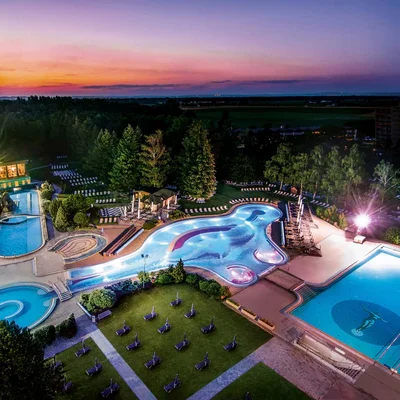 Abendaufnahme der Johannesbad Therme in Bad Füssing aus der Luft