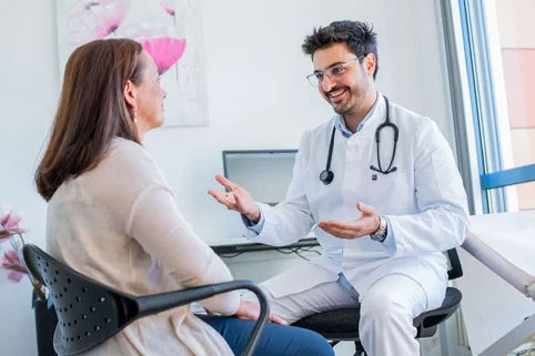 Arzt im Gespräch mit Patientin