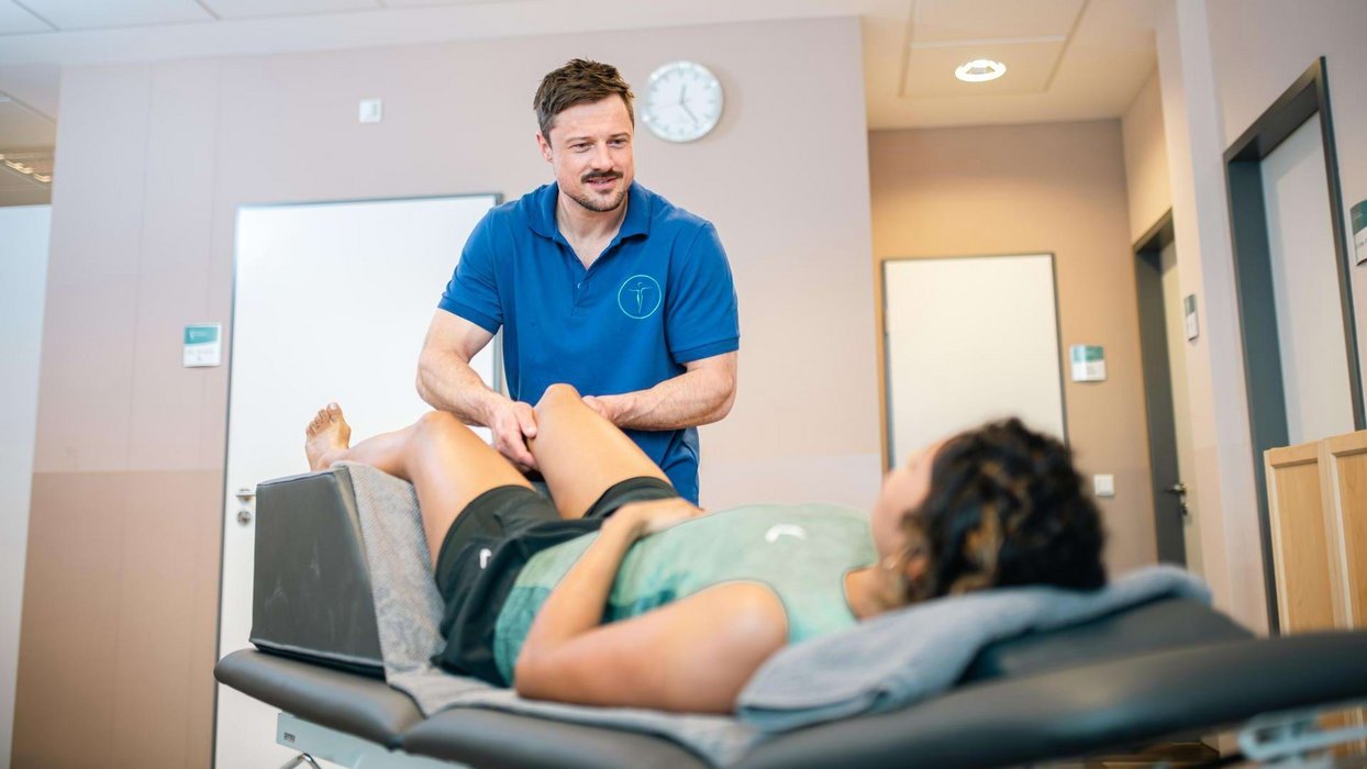 Physiotherapeut führt eine Lymphdrainage bei einer Patientin durch. Physiotherapeut führt eine Lymphdrainage bei einer Patientin durch.