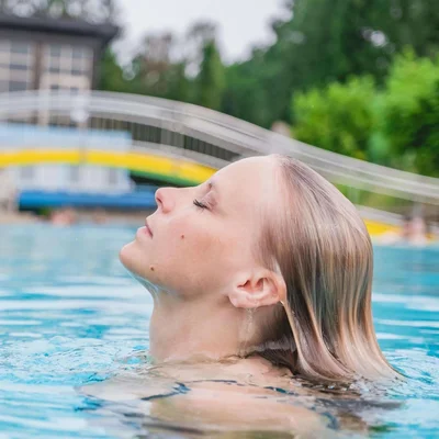 Besucherin taucht aus Becken der Johannesbad Therme auf