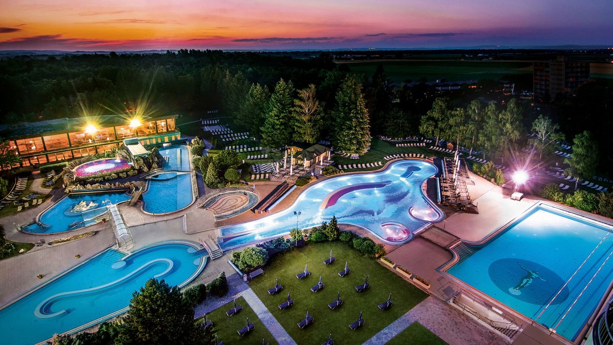 Johannesbad Therme Luftaufnahme am Abend Johannesbad Therme Luftaufnahme am Abend