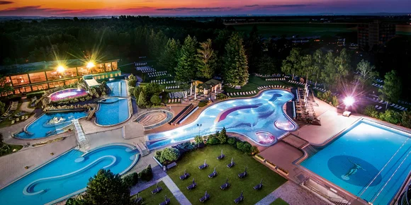 Johannesbad Therme Luftaufnahme am Abend Johannesbad Therme Luftaufnahme am Abend