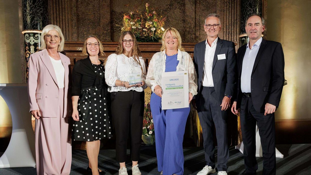 Mitarbeiter der Johannesbad Fachklinik Bad Füssing bei der Preisverleihung Erfolgreich.Familienfreundlich 2025 mit Hubert Aiwagner Mitarbeiter der Johannesbad Fachklinik Bad Füssing bei der Preisverleihung Erfolgreich.Familienfreundlich 2025 mit Hubert Aiwagner