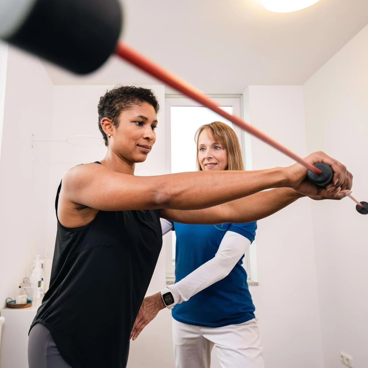 Physiotherapeutin und Patientin der Johannesbad ambulante Reha bei Übung