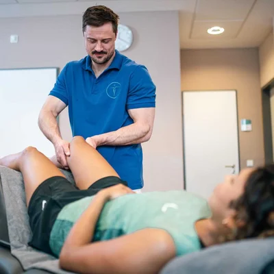 Physiotherapeut der Johannesbad ambulante Reha nimmt Lymphdrainage an Patientin vor