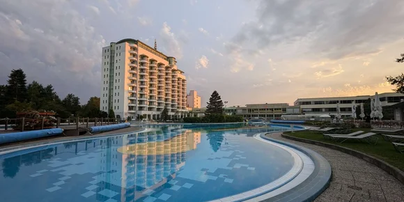 Johannesbad Fachklinik und Therme am Abend Johannesbad Fachklinik und Therme am Abend
