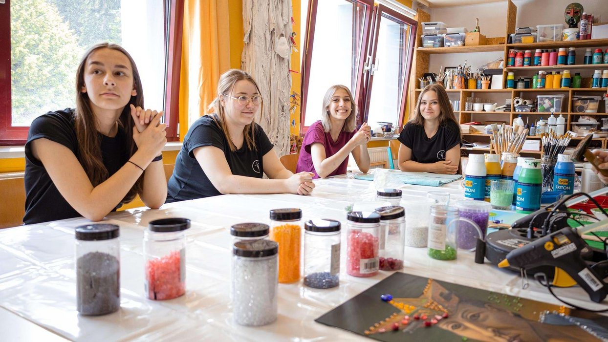 Schülerinnen der Johannesbad Medfachschule in Bad Elster sitzen in Kunstraum an Tisch Schülerinnen der Johannesbad Medfachschule in Bad Elster sitzen in Kunstraum an Tisch
