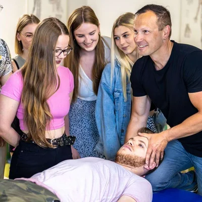 Dozent und Schüler der Johannesbad Akademie in Anatomiekurs