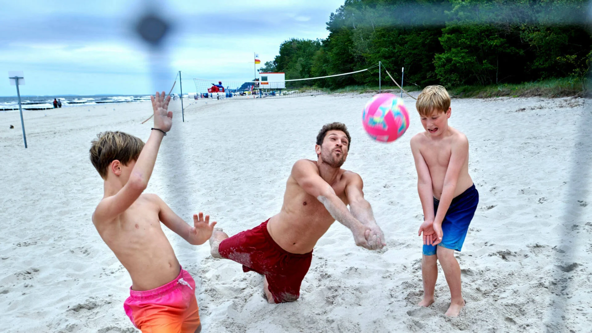 Mann spielt Beach-Volleyball mit Jungs in Fachkliniken Klaus Störtebeker auf Usedom